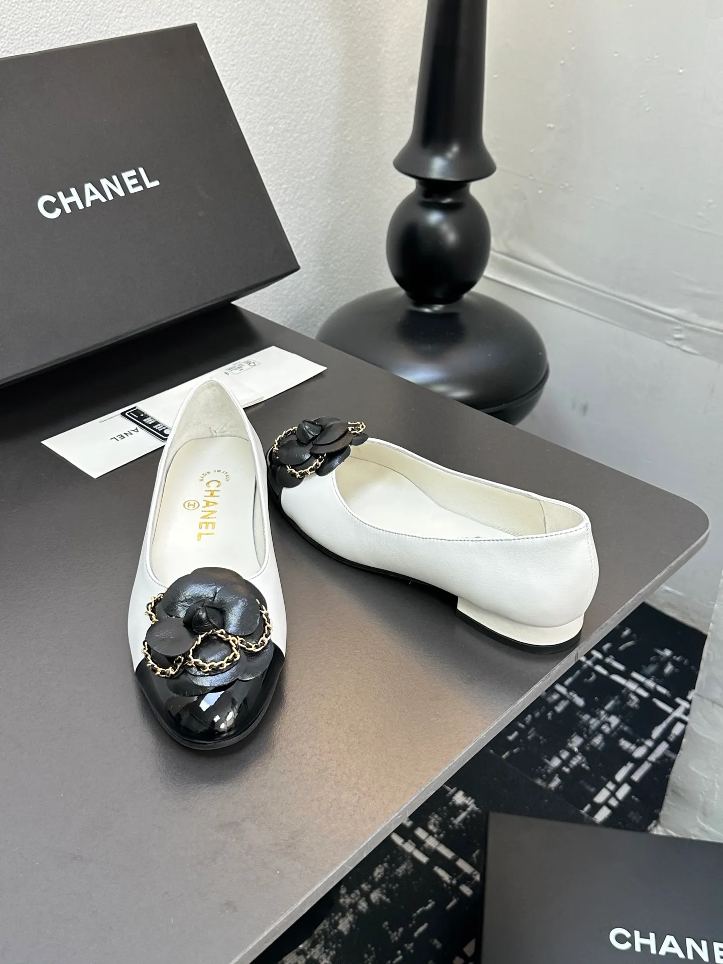 👟👟Ex-factory price 600👟👟 CHANEL｜Chanel Chanel 25C early spring new product Camellia series flat shoes This season’s Camellia series is really beautiful😍 Grandma Xiang’s family has always had the elegant and ladylike temperament, full of high-end sense! It’s very nice on the feet~ Whether worn barefoot or paired with skirts or trousers, it’s very versatile! Incomparably beautiful! Extraordinarily fairy 🧚 Overwhelmingly girly‼ ️ The upper is made of imported lambskin, the lining is made of mixed sheepskin, and the Italian A-grade leather outsole Size: 35-39 (40/41 customized)